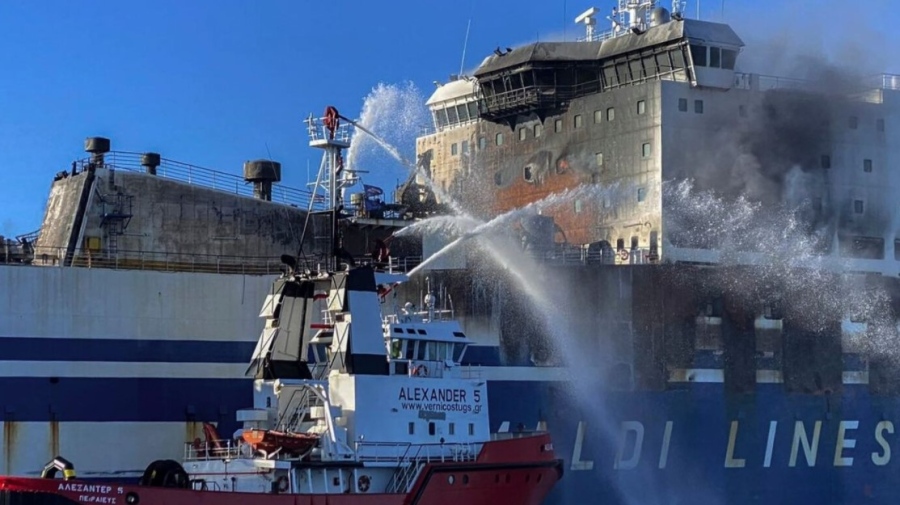 На опожарения ферибот е открит жив един от издирваните пътници